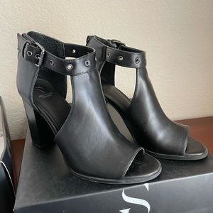 Simply Vera 7.5 black chunky heeled boots with open toe cut out (3 inch heel)